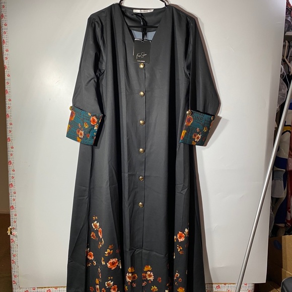Beautiful dress golden button in front - Picture 1 of 8